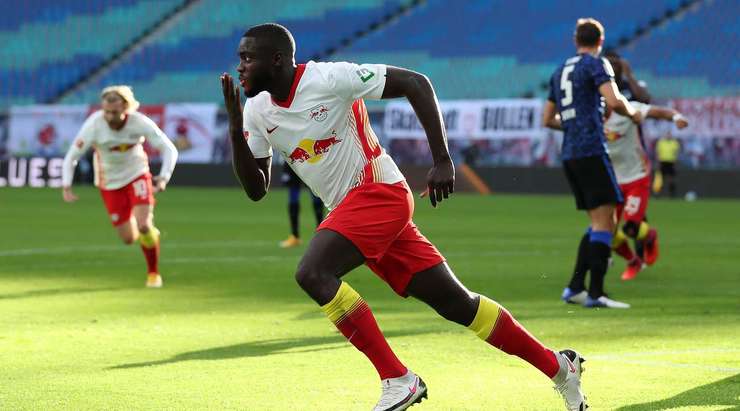 Vào! Dayot Upamecano (RB Leipzig) đã có mặt đúng lúc đúng chỗ để lấy bóng bật ra trong vòng cấm, và anh ấy sút bóng vào góc phải phía trên. Tỉ số là 1:1.