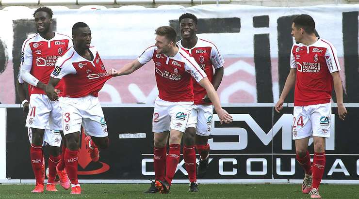 Vào! Ghislain Konan (Reims) tìm thấy khoảng trống đủ để tung ra cú sút từ rìa vòng cấm và pha dứt điểm của anh đi chìm vào phía trong cột dọc bên phải. Một cú sút xuất sắc.