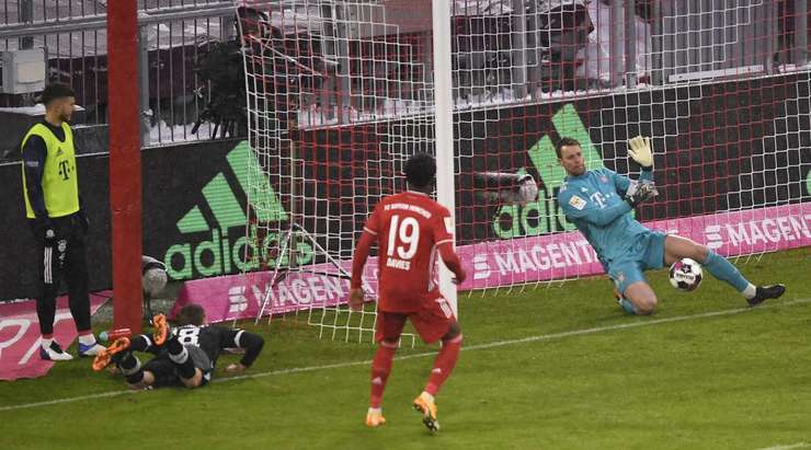 Một pha bóng bật ra thiếu may mắn tìm đến chân của Nils Petersen (Freiburg) và anh ấy không bỏ lỡ một cơ hội rõ ràng như vậy.