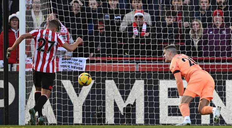 Vào! Vitaly Janelt (Brentford) sút bóng bật ra vào góc trái phía dưới sau khi bóng đến chỗ anh ấy trong vòng cấm. Tỉ số là 1:0.