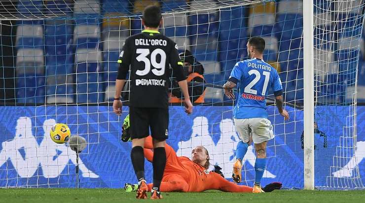 Vào! Piotr Zielinski thực hiện một quả tạt vào vòng cấm và kiến tạo thành công cho Matteo Politano (Napoli), người đã đón bóng và dứt điểm gọn gàng vào ngay giữa khung thành. Tỉ số đã được nâng lên 3:0.