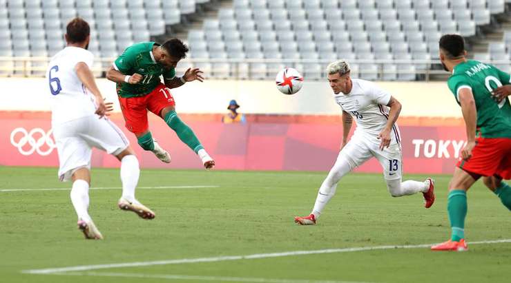 Bóng đã nằm gọn trong lưới! Diego Lainez trình diễn kĩ thuật xuất sắc và treo một đường bóng bổng đẹp mắt vào trong vòng cấm. Alexis Vega (Mexico) ghi tên anh lên bảng điện tử bằng cách đánh đầu gọn gàng, đưa bóng đi đập chân cột dọc bên phải vào lưới – 1:0.