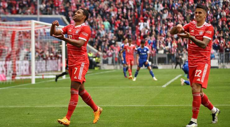 Vào! Joao Cancelo vừa thả một đường chọc khe thông minh cho Serge Gnabry (Bayern Munich), anh xâm nhập vòng cấm và phóng một cú sút chính xác về phía góc thấp bên trái khung thành. Tỉ số là 3:0.