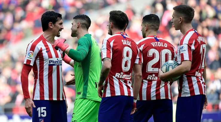 Ivan Cuellar (Leganes) nhận chiếc thẻ vàng thứ hai từ trọng tài Antonio Mateu Lahoz và bị đuổi khỏi sân.