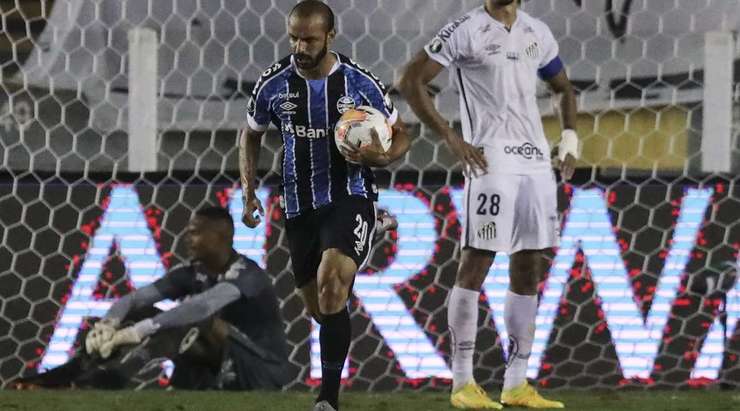 Vào! Ferreira thực hiện một đường lob bóng gọn gàng vào vòng cấm cho Thaciano (Gremio), người đã chiến thắng trong pha không chiến với hậu vệ đối phương trước khi đánh đầu về phía bên trái khung thành từ cự ly gần. Tỉ số là 3:1.