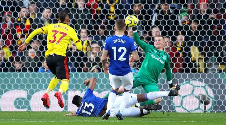 Một đường chuyền xé toang hàng phòng ngự đưa bóng đến chân Roberto Pereyra (Watford) trong vòng cấm và cầu thủ này đã không bỏ lỡ cơ hội! Nỗ lực của anh đi chuẩn xác vào góc phải khung thành.