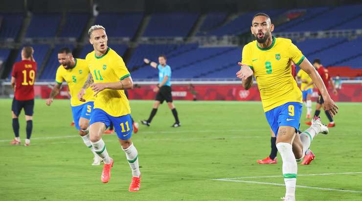 Vào - 1:0! Dani Alves chuyền bóng như đặt cho Matheus Cunha (Brazil), người có một cú sút từ cự ly gần vào góc thấp bên phải mành lưới, dễ dàng đánh bại thủ môn.