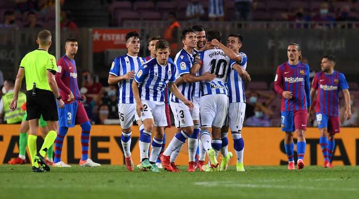 Mikel Oyarzabal (Real Sociedad) ghi bàn từ quả đá phạt đưa bóng vào góc phải phía trên. Một cú sút tuyệt vời!