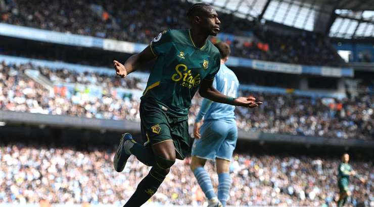 Vào! Emmanuel Dennis dọn cỗ cho Hassane Kamara (Watford) tại rìa vòng cấm người sút bóng vào góc phải phía dưới. 2:1.