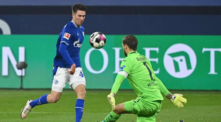 VÀO! 1:0! Amine Harit chuyền bóng thành công cho Matthew Hoppe (Schalke) ngay trong vòng cấm. Cầu thủ này nhận ra thủ môn Oliver Baumann đang đứng ở khá xa khung thành và bấm bóng vào lưới. Một pha lốp bóng rất tinh quái.