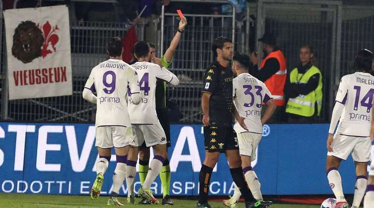 Có lẽ Riccardo Sottil (Fiorentina) đã không nhận ra rằng mình đã bị cảnh cáo trước đó và anh có vẻ rất shock khi trọng tài rút ra cho mình chiếc thẻ vàng thứ hai!
