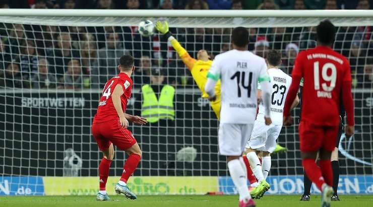 Vào! Thomas Muller kiến tạo cho Ivan Perisic (Bayern Munich) một cơ hội dứt điểm ở bên trong vòng cấm. Cú ra chân của cầu thủ này không thực sự chuẩn xác, nhưng may mắn là quả bóng bằng cách nào đó vẫn làm tung nóc lưới khung thành đối phương. Tỉ số là 0:1.