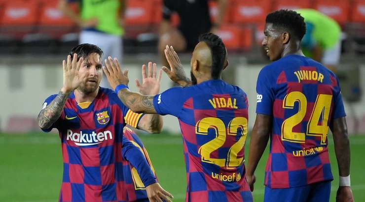 Lionel Messi (Barcelona) thực hiện quả đá phạt từ rìa vòng cấm. Anh ấy tung một cú sút hoàn hảo về mặt kĩ thuật, đưa bóng đi đập cột dọc trước khi dội vào góc cao bên trái khung thành.