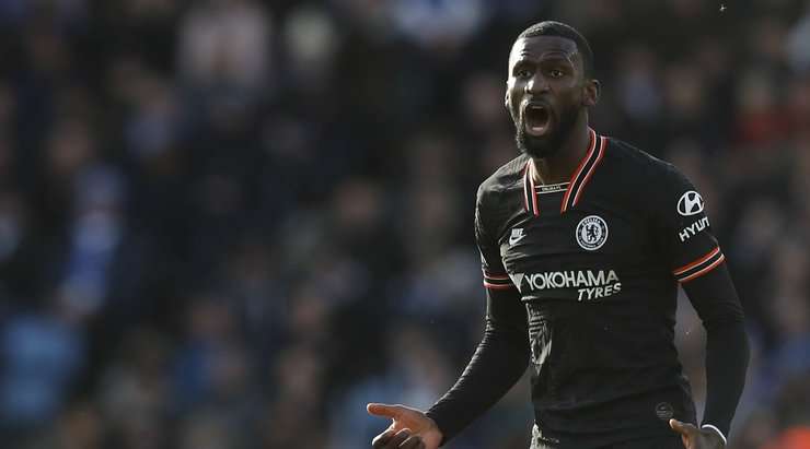 Bóng đã nằm trong lưới! Mason Mount câu bóng vào vòng cấm từ quả đá phạt, nơi Antonio Rudiger (Chelsea) thoát khỏi người theo kèm và đánh đầu từ rìa vòng 5m50, đưa bóng thẳng vào góc cao bên trái cầu môn. Tỉ số bây giờ là 2:2.