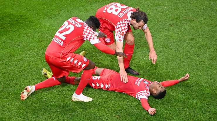 Vào! Leandro Barreiro Martins (Mainz) được nạp đạn bằng đường chuyền chính xác của Philipp Mwene ở một vị trí bên trong vòng cấm. Cú sút trái phá của anh không cho thủ môn đối phương bất kỳ cơ hội cản phá nào, bóng ghim thẳng vào góc thấp bên phải khung thành. Tỉ số là 2:3.