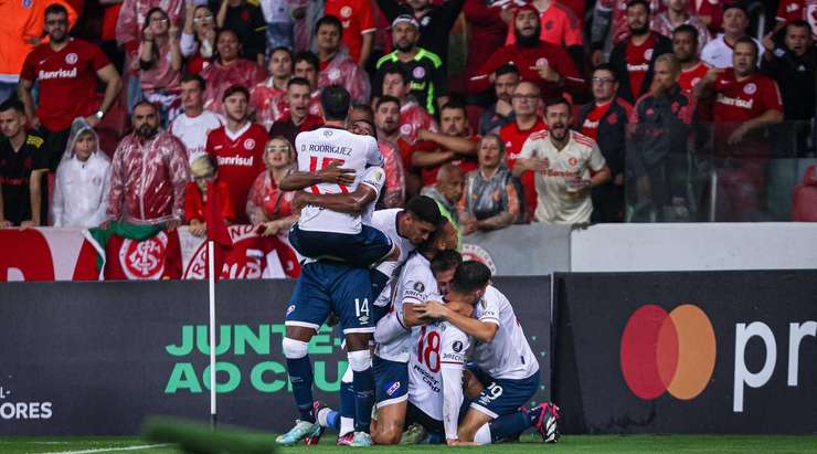 Fabian Noguera (Club Nacional) đón một quả tạt xuất sắc của đồng đội và đánh đầu tung lưới khung thành đối phương.
