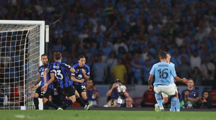 Rodri (Manchester City) sút một chạm từ ngoài rìa vòng cấm, đó là một cú vô-lê tuyệt đẹp về phía góc phải khung thành. Thủ môn không thể làm gì khác hơn là nhìn bóng bay vào lưới!