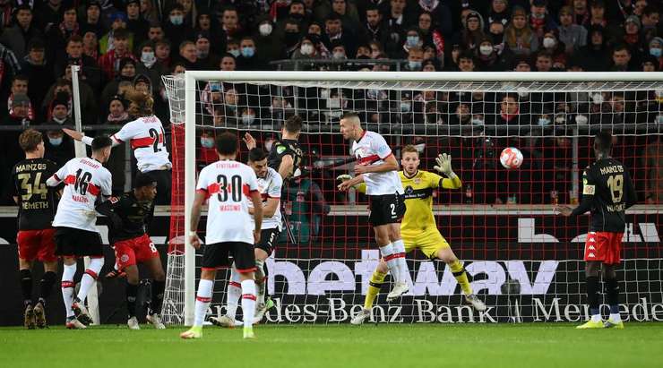Alexander Hack (Mainz) bật cao hơn các hậu vệ đối phương trong vòng 5m50 để đón quả phạt góc và ghi bàn với một cú đánh đầu rất tốt vào góc phải mành lưới. Thủ môn đã không kịp phản ứng trong tình huống vừa rồi. Tỉ số bây giờ là 1:1.