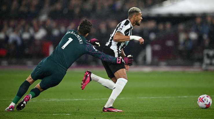 Fabian Schar chuyền bóng đến chân Joelinton (Newcastle Utd), người đang đứng ở vị trí đối mặt với thủ môn. Một cú vung chân động tác giả của cầu thủ này làm cho thủ môn mất thăng bằng và nhiệm vụ còn lại của anh đơn giản chỉ là bấm bóng qua người thủ môn vào lưới.