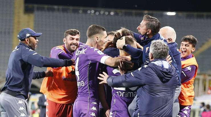 Dusan Vlahovic (Fiorentina) bật cao hơn các hậu vệ đối phương trong vòng 5m50 để đón quả phạt góc và ghi bàn với một cú đánh đầu rất tốt vào góc thấp bên phải. Thủ môn đã không kịp phản ứng trong tình huống vừa rồi. Tỉ số bây giờ là 2:0.