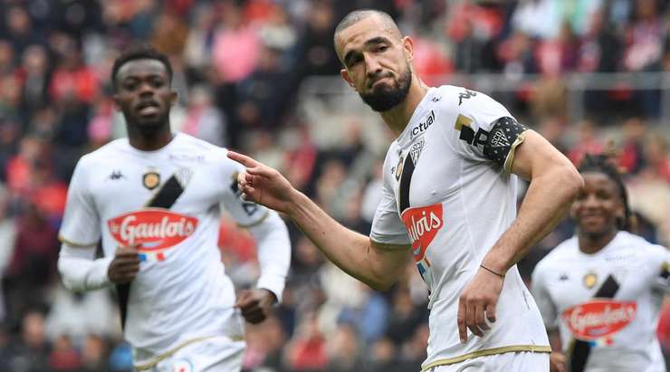 Vào! Nabil Bentaleb (Angers) đã khiến thủ môn đối phương đổ người sai hướng và sút bóng vào góc cao bên trái khung thành.