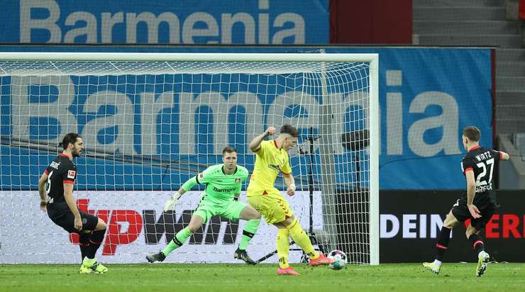 Vào! Ermedin Demirovic (Freiburg) có đủ khoảng trống trong vòng cấm để đón một đường chuyền từ Lucas Holer và dứt điểm gọn gàng vào góc thấp bên phải khung thành. 0:1.