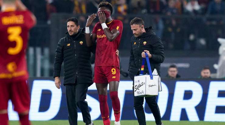 Jose Mourinho buộc phải có sự thay người ngoài kế hoạch khi Tammy Abraham (AS Roma) dính chấn thương Andrea Belotti vào sân.
