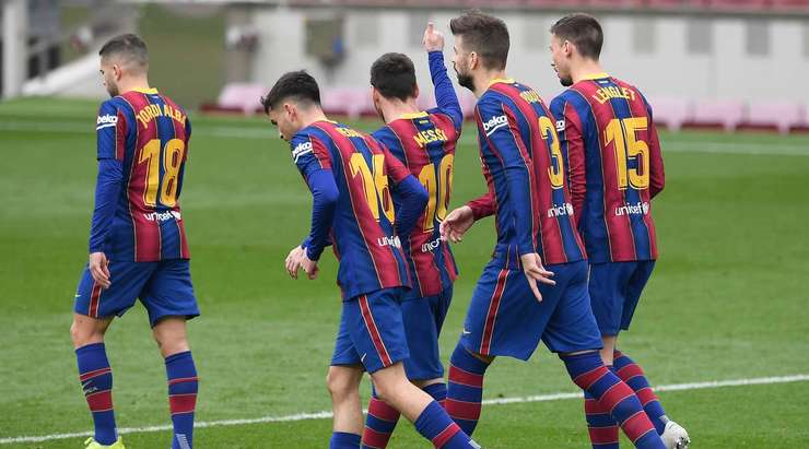 Vào! Lionel Messi (Barcelona) tinh quái dừng lại một nhịp trước khi sút, chờ cho thủ môn Jeremias Ledesma đổ người trước khi bình tĩnh đưa bóng vào góc trái khung thành.