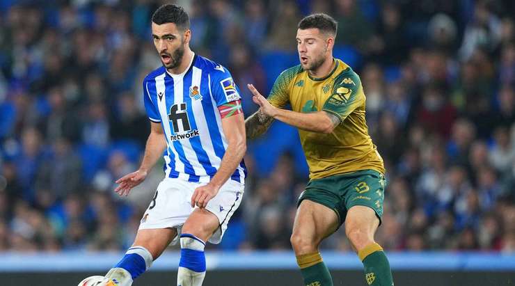 Đường chuyền chọc khe của Mikel Merino (Real Sociedad) đã không thể đến được người nhận.