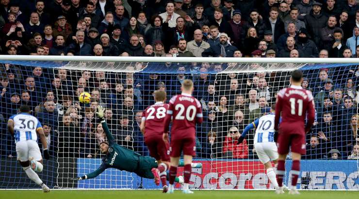 Vào! Alexis Mac Allister (Brighton) sút bóng vào góc cao bên trái khung thành, vượt qua tầm với của Alphonse Areola dù thủ môn đã đổ người hết cỡ.