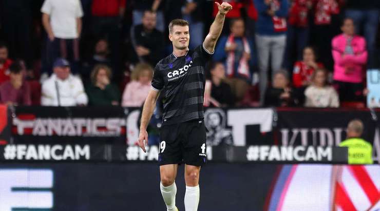 Vào! Mikel Merino lấy bóng, giúp Alexander Sorloth (Real Sociedad) thoát xuống vòng cấm và anh ấy ghi bàn với một pha dứt điểm bấm bóng thú vị để thay đổi tỉ số thành 0:1.