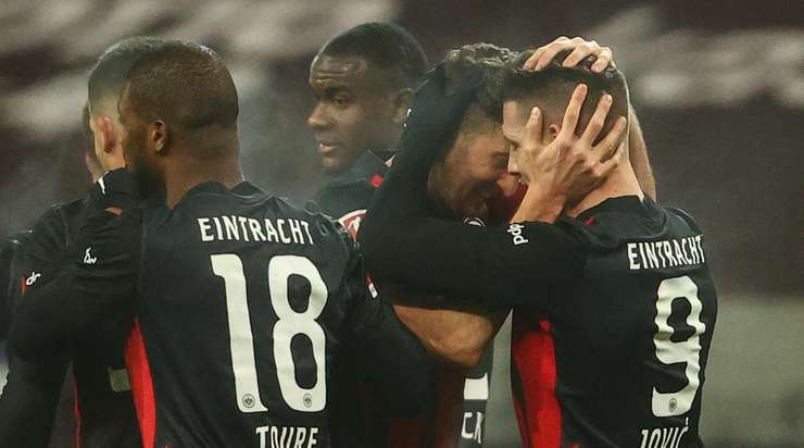 Luka Jovic (Eintracht Frankfurt) kết thúc nỗ lực đi bóng đẹp mắt của mình với một cú sút xuất sắc từ trong vòng cấm. Bóng đi vào góc thấp bên trái khung thành và Ralf Fahrmann chỉ có thể vào lưới nhặt bóng. Tỉ số là 3:1.