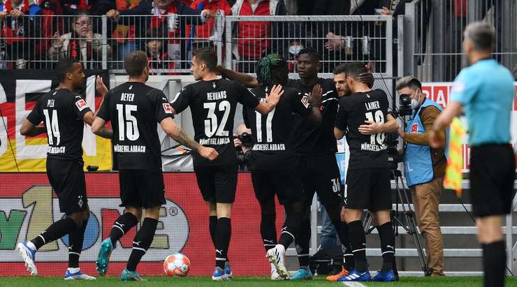 Một đường chuyền rất thông minh của đồng đội đặt Breel Embolo (B. Monchengladbach) vào một vị trí rất thuận lợi và anh sút bóng lạnh lùng vào mé trong cột dọc bên phải!