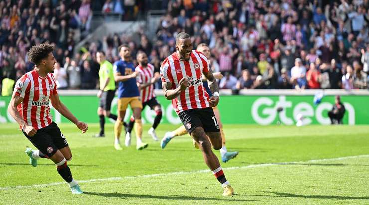 Vào! Ivan Toney (Brentford) giành chiến thắng trên chấm phạt đền bằng một cú sút không thể cản phá, vượt qua tầm với của thủ môn Nick Pope vào góc phải khung thành.