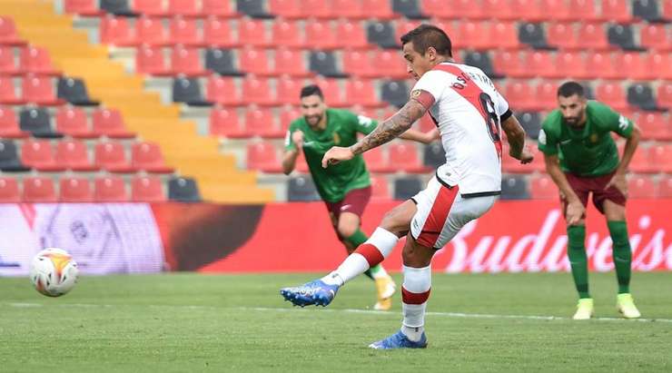 Oscar Trejo (Rayo Vallecano) xuất sắc thực hiện quả phạt đền và sút bóng đập cột dọc bên trái vào lưới! Không có cơ hội cản phá nào dành cho thủ môn Aaron Escandell.