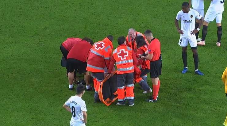 Francis Coquelin (Valencia) ra hiệu là mình đang bị đau, nhưng anh sẽ phải rời khỏi sân để nhận được sự chăm sóc từ đội ngũ y tế.