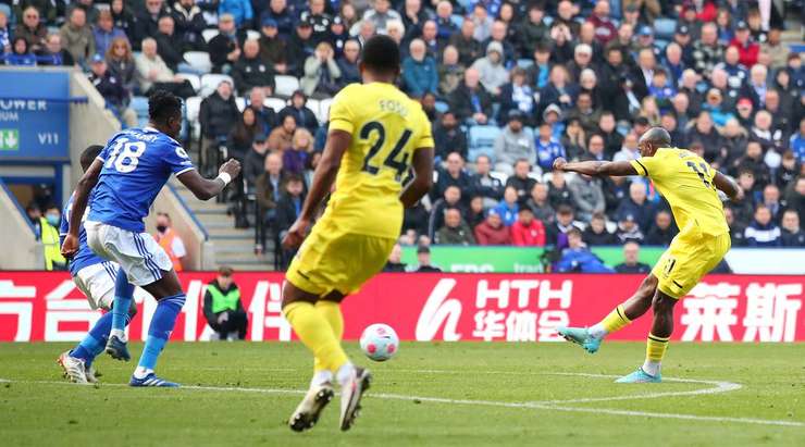 Yoane Wissa (Brentford) đón một đường chuyền tuyệt vời và đột phá qua hàng phòng ngự đối phương trước khi tung ra một cú sút tầm trung, đưa bóng vượt qua thủ môn vào mé trong cột dọc bên phải.