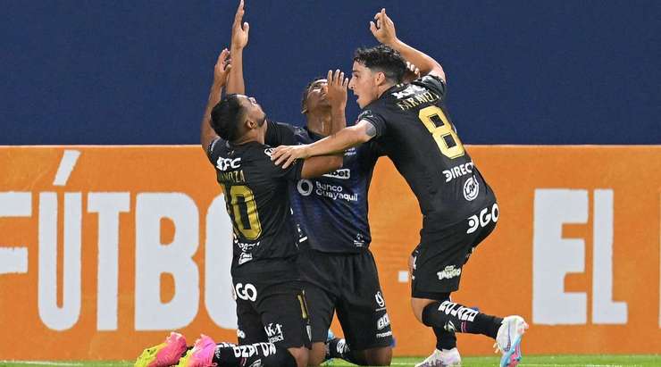 Vào! Brian Diaz vừa thả một đường chọc khe thông minh cho Junior Sornoza (Independiente del Valle), anh xâm nhập vòng cấm và phóng một cú sút chính xác làm tung nóc lưới đối phương. Tỉ số là 3:0.