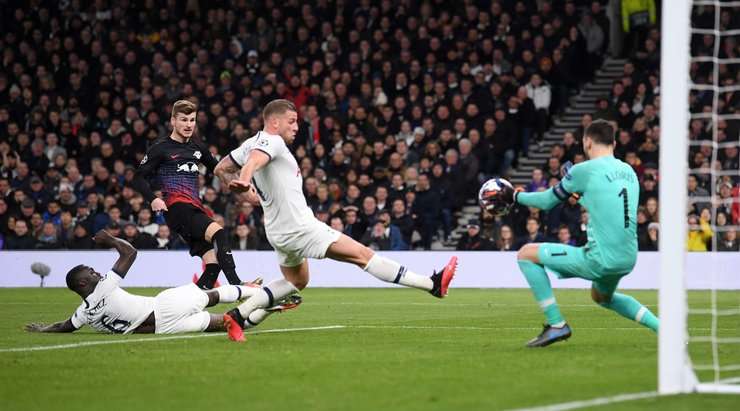 Timo Werner (RB Leipzig) nhận một đường chuyền chuẩn xác ở một vị trí trong vòng cấm và anh quyết định sút ngay. Bóng bay vào chính giữa khung thành, tuy nhiên thủ môn Hugo Lloris đã thể hiện khả năng của mình bằng một tình huống cản phá xuất sắc. Bóng đi ra ngoài sân. Một cơ hội ghi bàn từ quả phạt góc cho RB Leipzig.