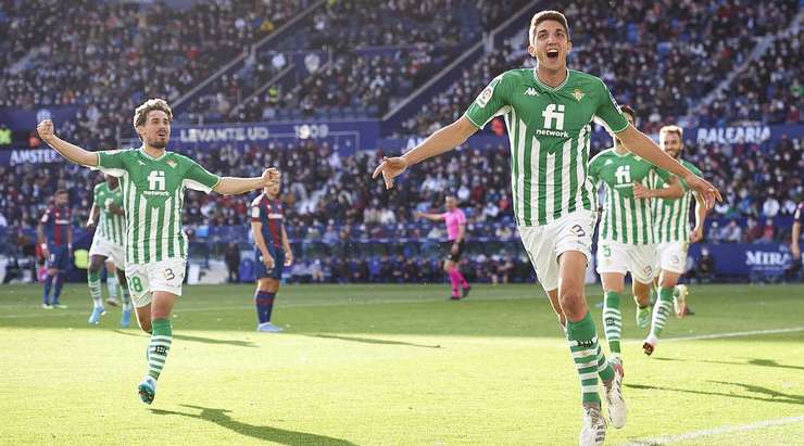Bóng từ quả phạt góc được treo vào khu vực nguy hiểm ở ngay trước mặt khung thành. German Pezzella (Betis) bật cao hơn hàng phòng ngự đối phương để dứt điểm, nhưng cú đánh đầu của anh lại đưa bóng đi trúng cột dọc bên phải và dội ra ngoài.