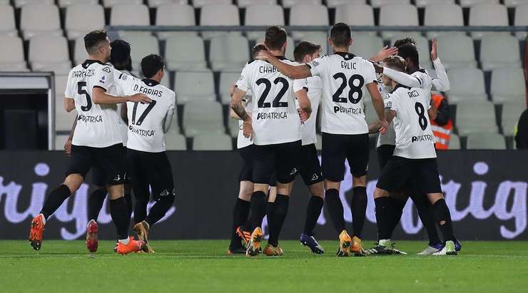 M'Bala Nzola (Spezia) đón một đường chuyền trong vòng cấm và sút bóng vào góc trái phía dưới. Thủ môn đã không thể làm được gì.