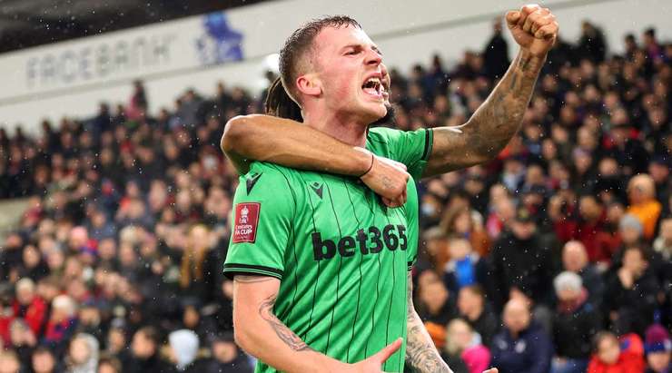 Josh Tymon (Stoke City) có rất nhiều khoảng trống sau khi đón một đường chuyền chính xác trong vòng cấm. Anh không do dự tung một cú sút tuyệt vời, đưa bóng vào góc thấp bên trái cầu môn.