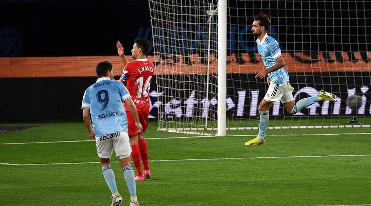 VÀO! Brais Mendez (Celta Vigo) nhận một đường chuyền và từ trong vòng cấm anh ấy lốp bóng qua Bono, người đã ra khỏi vạch vôi. Một pha dứt điểm tuyệt vời! 3:2.