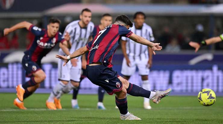Vào! Wojciech Szczesny đã chạm được những đầu ngón tay vào bóng sau cú sút của Riccardo Orsolini (Bologna), nhưng chừng đó thôi không đủ ngăn trái bóng đi vào góc thấp bên phải khung thành.