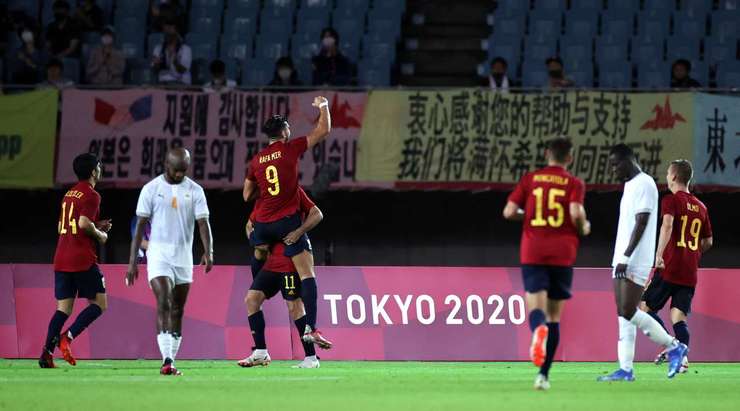 Một bàn thắng đẹp mắt! Mikel Oyarzabal chuyền bóng cho Rafael Mir Vicente (Tây Ban Nha), người đang đứng ở một vị trí trống trải trong vòng cấm để cầu thủ này có một cú sút một chạm, đưa bóng vòng qua người thủ môn Eliezer Ira Tape và đi vào góc thấp bên phải mành lưới. Tỉ số là 5:2.