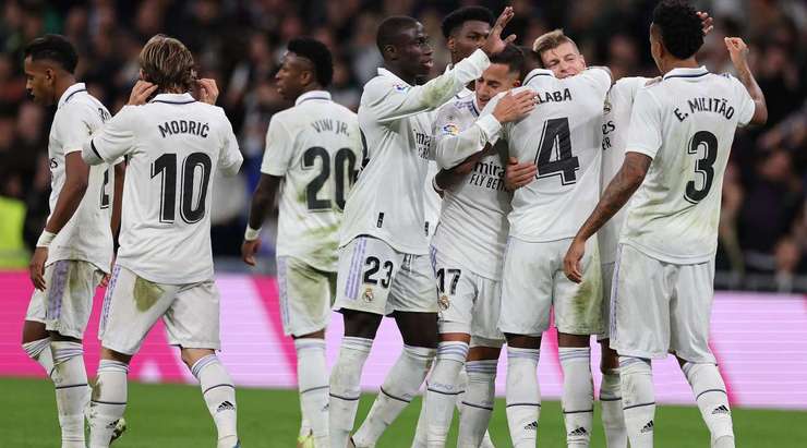 Vào! Toni Kroos treo bóng vào sâu trong vòng cấm kiến tạo cho Eder Militao (Real Madrid) ở một vị trí trống trải, và cú đánh đầu cận thành của cầu thủ này đã đưa bóng vượt qua tầm với của thủ môn đi vào góc phải khung thành. Tỉ số là 1:0.