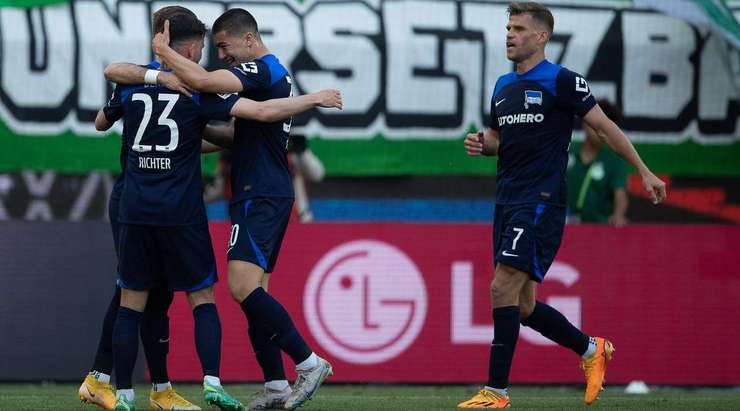 Bóng bật ra và đến chân của Marco Richter (Hertha Berlin) ở ngay bên ngoài vòng cấm. Anh không hề do dự và tung một cú sút tuyệt vời vào góc cao bên phải khung thành. Pha dứt điểm đi ra ngoài tầm với của thủ môn Koen Casteels và tỉ số đã được thay đổi thành 1:2.