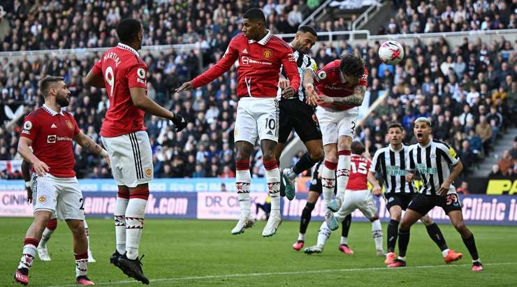 Một quả đá phạt được thực hiện hoàn hảo! Kieran Trippier tạt bóng vào và Callum Wilson (Newcastle Utd) bật cao dứt điểm tại rìa vòng 5m50. Cú đánh đầu từ cự li gần của anh ấy đi chuẩn xác vào góc thấp bên trái, và tỉ số đã được thay đổi – 2:0.