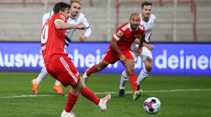 Vào! Max Kruse (Union Berlin) giành chiến thắng trên chấm phạt đền bằng một cú sút không thể cản phá, vượt qua tầm với của thủ môn Stefan Ortega vào góc thấp bên trái.