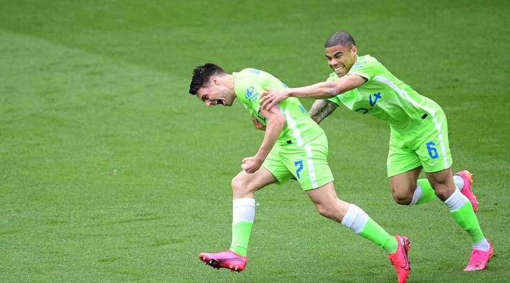 Một tuyệt phẩm ngay ngoài vòng cấm! Josip Brekalo (Wolfsburg) tung một cú sút căng như kẻ chỉ làm tung nóc lưới khung thành đối phương.